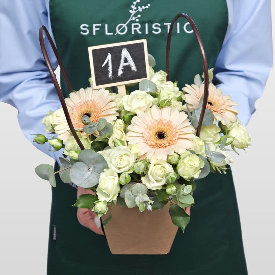 Композиция из Кустовых Роз и Гермини в сумочке «Школьный день»