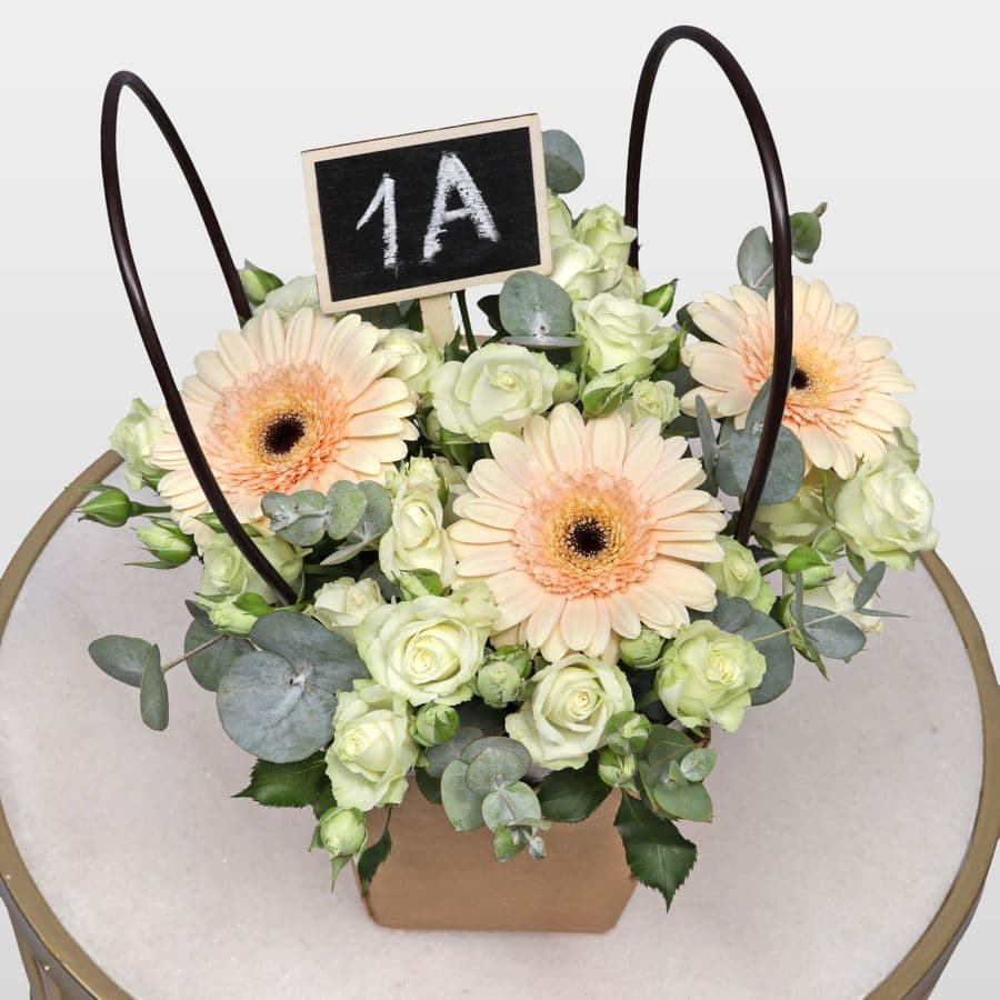 Композиция из Кустовых Роз и Гермини в сумочке «Школьный день»