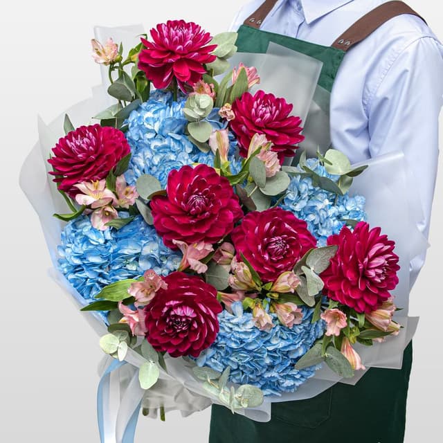 Букет из Георгин, Гортензий и Альстромерий «Полночный Сад»