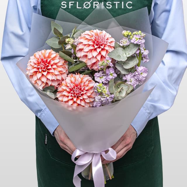 Букет из Георгин и Маттиолы «Садовые Сны»