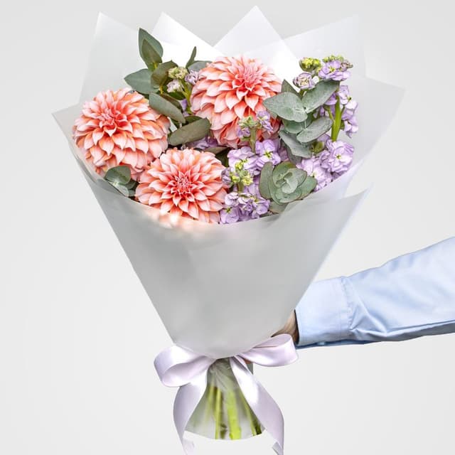 Букет из Георгин и Маттиолы «Садовые Сны»