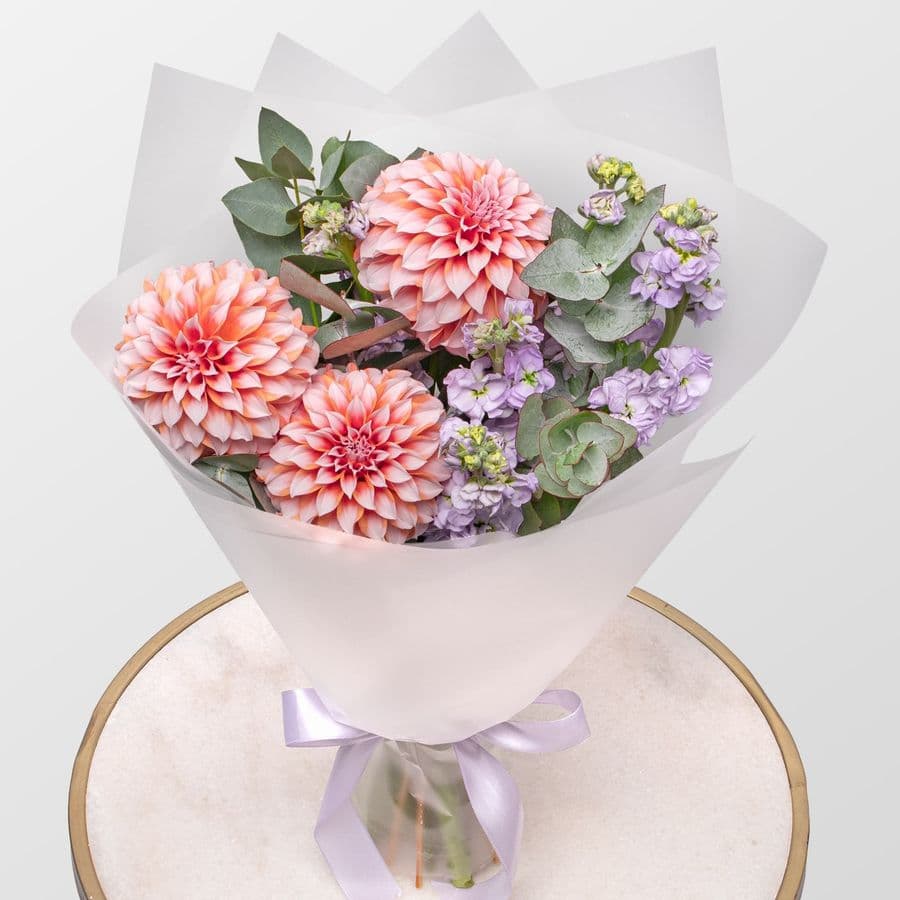 Букет из Георгин и Маттиолы «Садовые Сны»