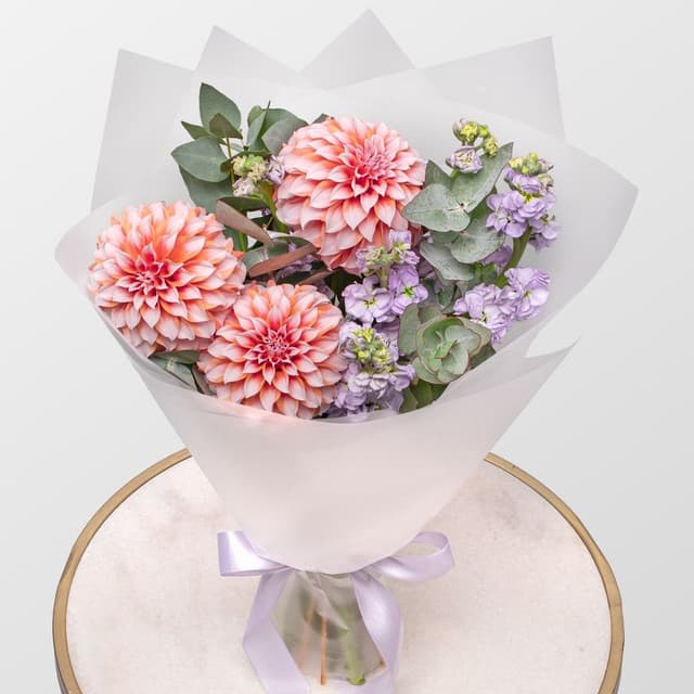 Букет из Георгин и Маттиолы «Садовые Сны»