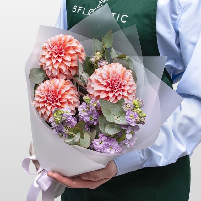 Букет из Георгин и Маттиолы «Садовые Сны»