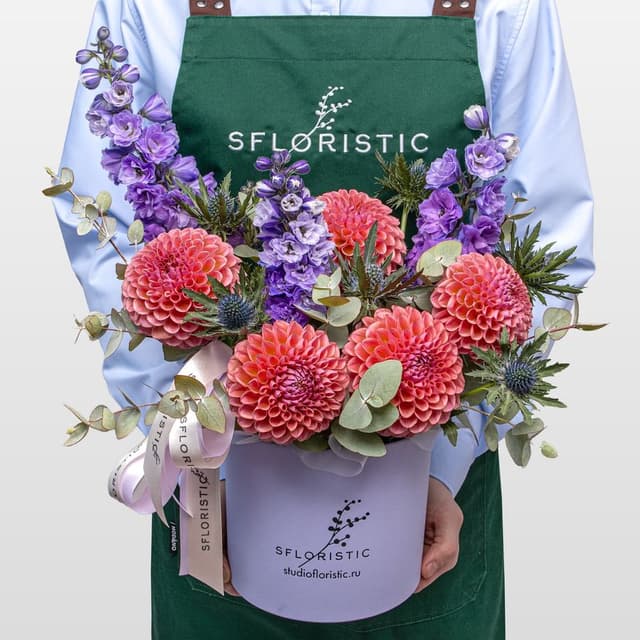 Композиция из Георгин, Дельфиниума и Эрингиума в шляпной коробке «Осенний Вихрь»