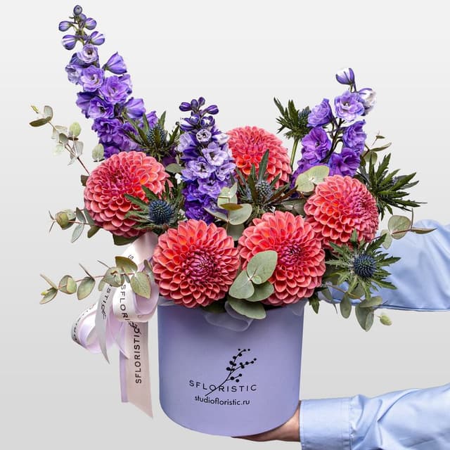 Композиция из Георгин, Дельфиниума и Эрингиума в шляпной коробке «Осенний Вихрь»