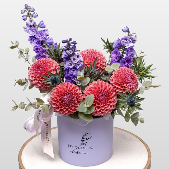 Композиция из Георгин, Дельфиниума и Эрингиума в шляпной коробке «Осенний Вихрь»