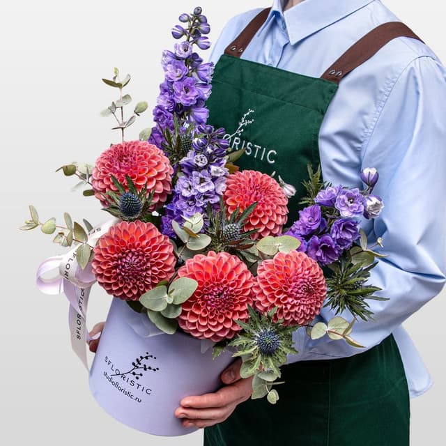 Композиция из Георгин, Дельфиниума и Эрингиума в шляпной коробке «Осенний Вихрь»