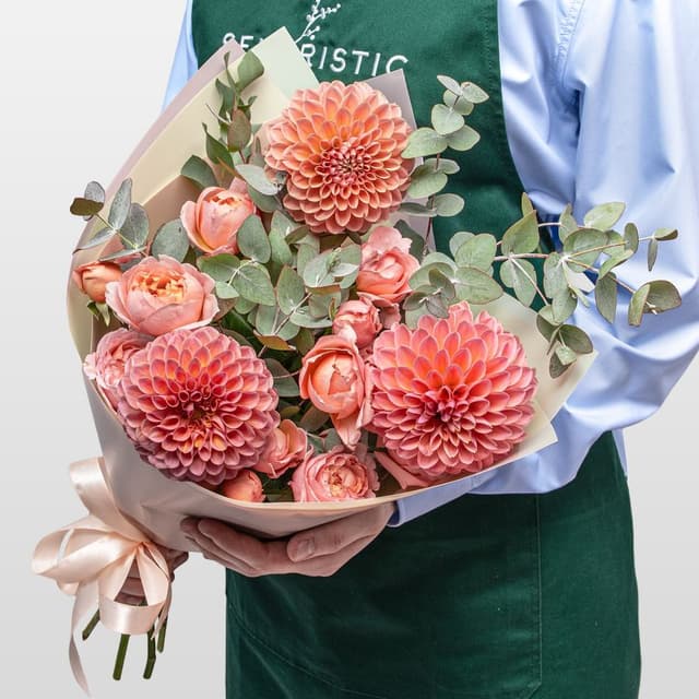 Букет из Георгин и Пионовидных Роз «Теплое Объятие»