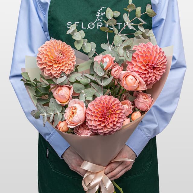 Букет из Георгин и Пионовидных Роз «Теплое Объятие»