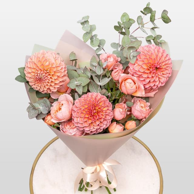 Букет из Георгин и Пионовидных Роз «Теплое Объятие»