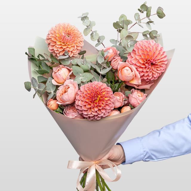 Букет из Георгин и Пионовидных Роз «Теплое Объятие»