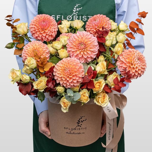 Композиция из Георгин и Кустовых Роз в шляпной коробке «Медовый Сентябрь»