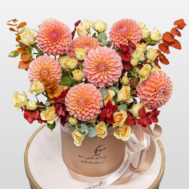 Композиция из Георгин и Кустовых Роз в шляпной коробке «Медовый Сентябрь»