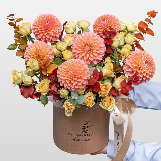 Композиция из Георгин и Кустовых Роз в шляпной коробке «Медовый Сентябрь»