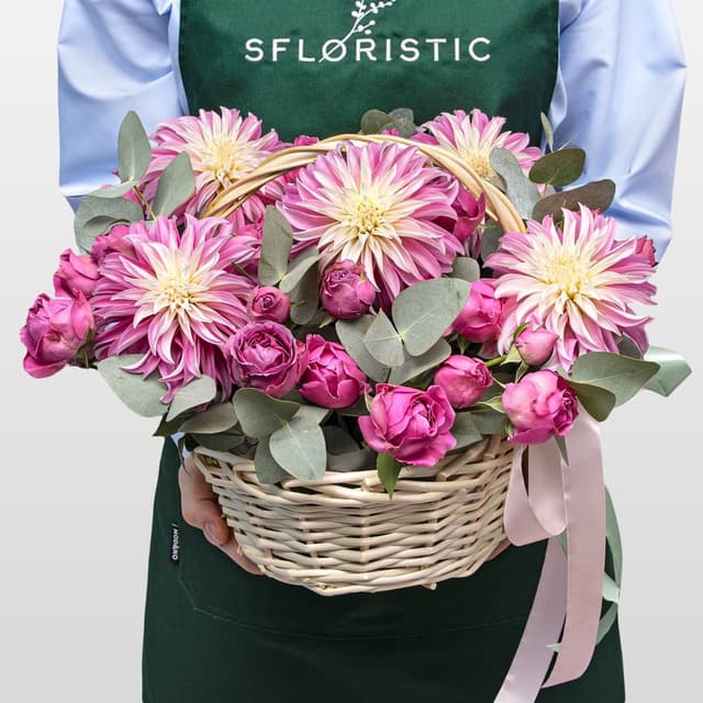 Композиция из Георгин и Пионовидных Роз в корзине «Розовый Престиж»