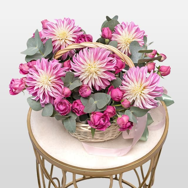 Композиция из Георгин и Пионовидных Роз в корзине «Розовый Престиж»
