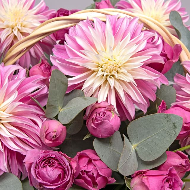 Композиция из Георгин и Пионовидных Роз в корзине «Розовый Престиж»