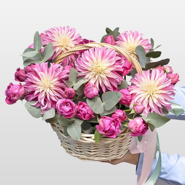 Композиция из Георгин и Пионовидных Роз в корзине «Розовый Престиж»