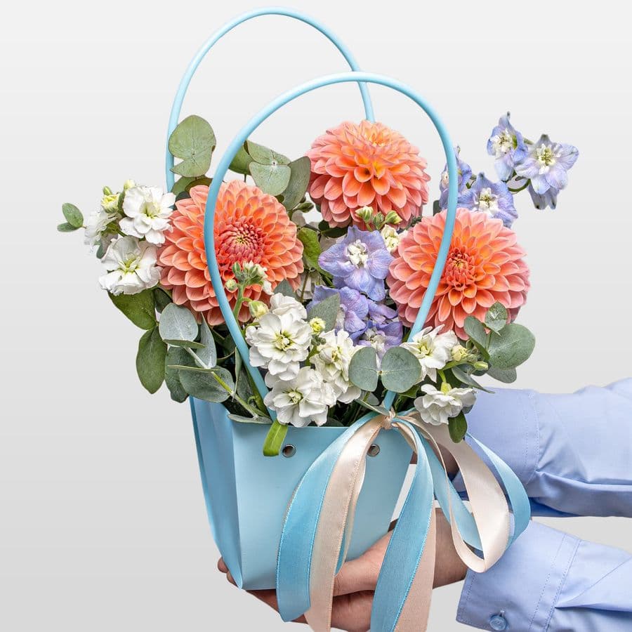 Композиция из Георгин, Маттиолы и Дельфиниума в сумочке «Лазурный Закат»