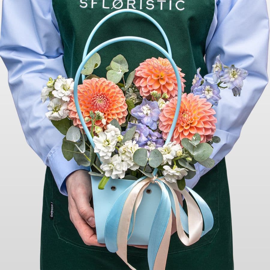 Композиция из Георгин, Маттиолы и Дельфиниума в сумочке «Лазурный Закат»