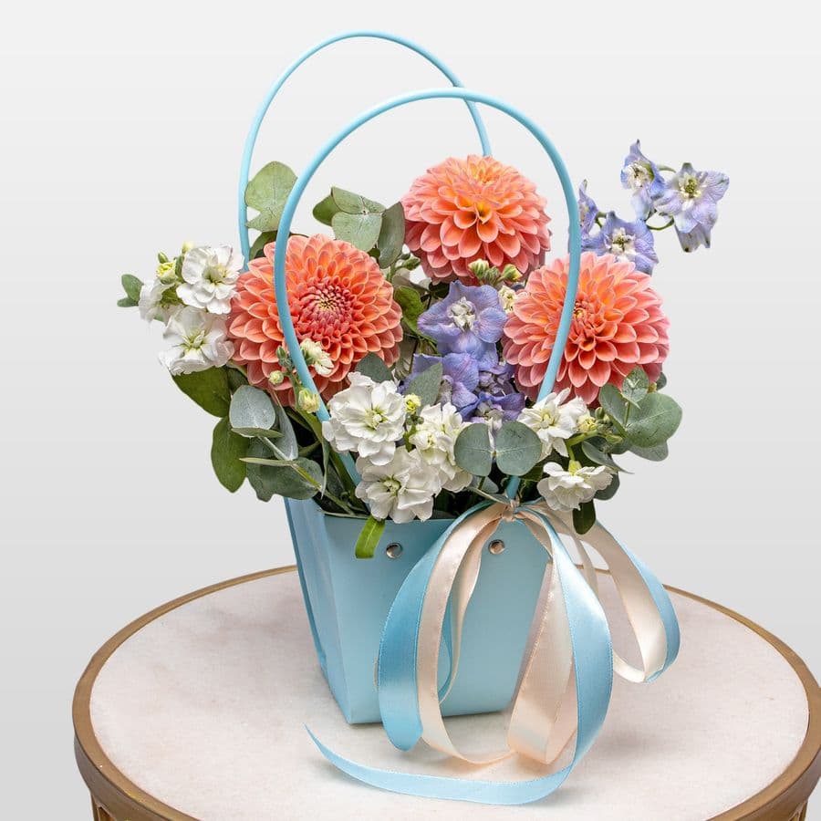 Композиция из Георгин, Маттиолы и Дельфиниума в сумочке «Лазурный Закат»