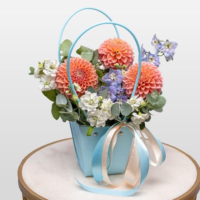 Композиция из Георгин, Маттиолы и Дельфиниума в сумочке «Лазурный Закат»