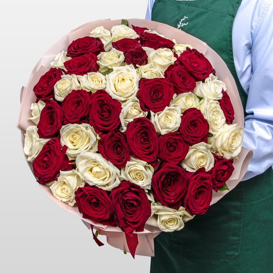 Букет из красных и белых Роз Россия 51 шт «Контраст Чувств»