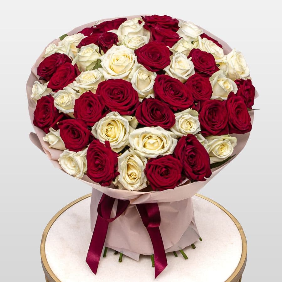 Букет из красных и белых Роз Россия 51 шт «Контраст Чувств»