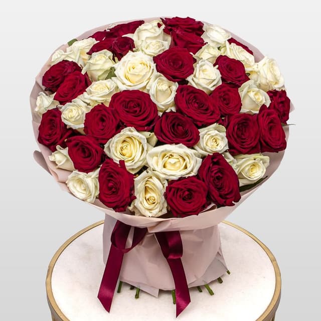 Букет из красных и белых Роз Россия 51 шт «Контраст Чувств»