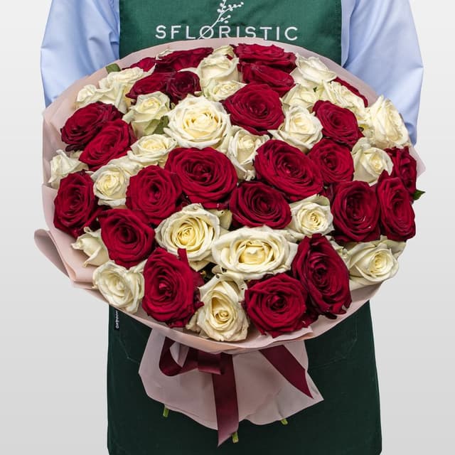 Букет из красных и белых Роз Россия 51 шт «Контраст Чувств»