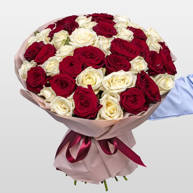 Букет из красных и белых Роз Россия 51 шт «Контраст Чувств»