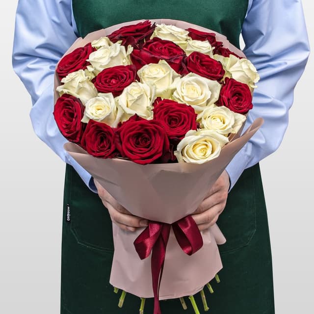 Букет из красных и белых Роз Россия 25 шт «Исповедь Сердца»