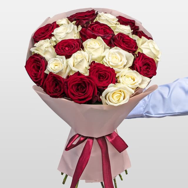 Букет из красных и белых Роз Россия 25 шт «Исповедь Сердца»