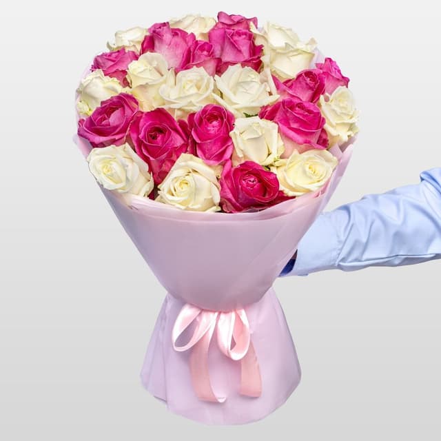 Букет из розовых и белых Роз Россия 25 шт «Энергия Чувств»
