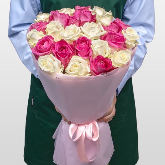 Букет из розовых и белых Роз Россия 25 шт «Энергия Чувств»