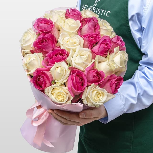 Букет из розовых и белых Роз Россия 25 шт «Энергия Чувств»