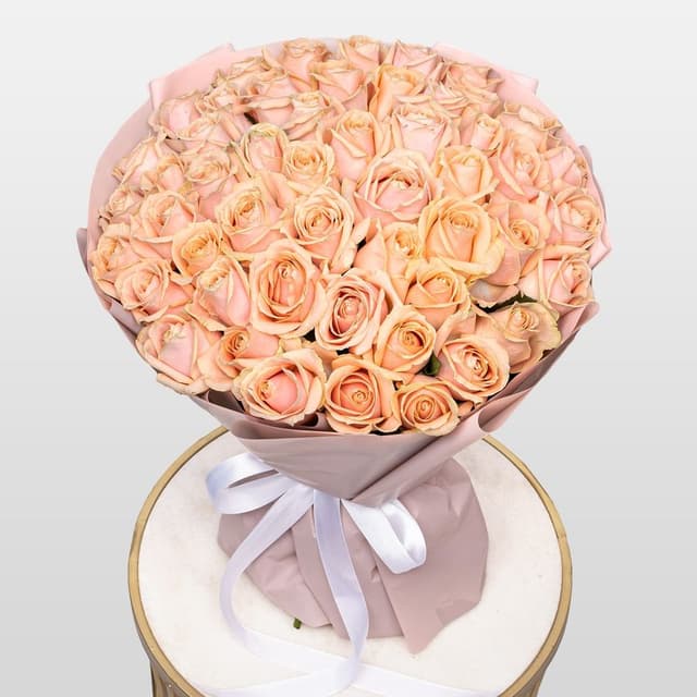 Букет из персиковых Роз Талия 51 шт «Королевский Кашемир»