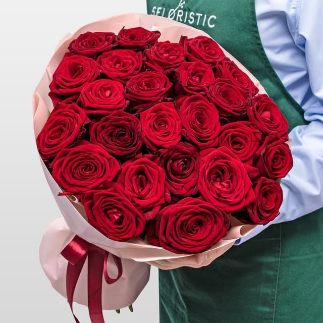 Букет из красных Роз Россия 25 шт «Стрела Амура»