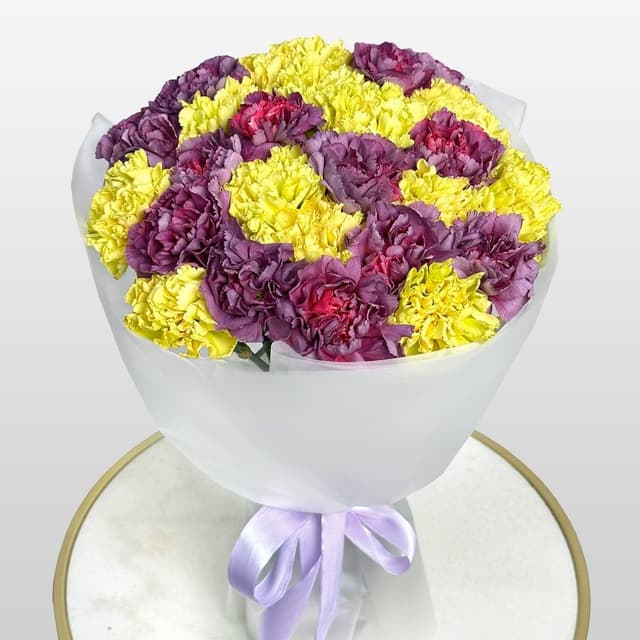 Букет из желтых и фиолетовых Гвоздик 25 шт «Маскарад»
