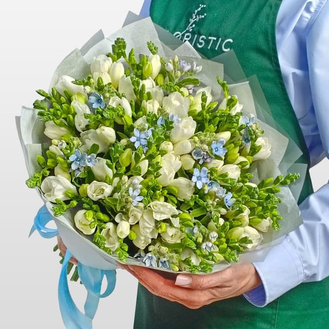 Букет из Фрезий и Оксипеталума «Альпийский Луг»