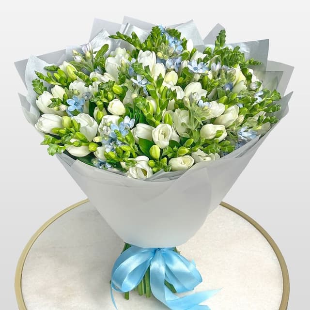 Букет из Фрезий и Оксипеталума «Альпийский Луг»