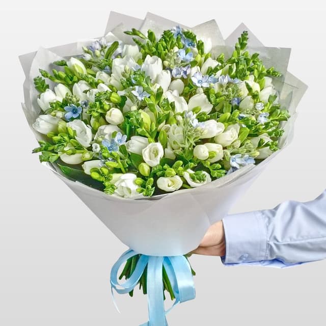 Букет из Фрезий и Оксипеталума «Альпийский Луг»