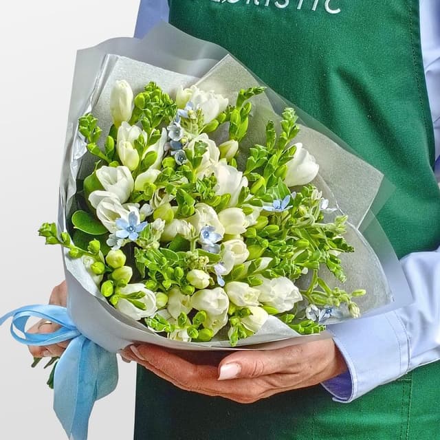 Букет из Фрезий и Оксипеталума «Жемчужина Неба»