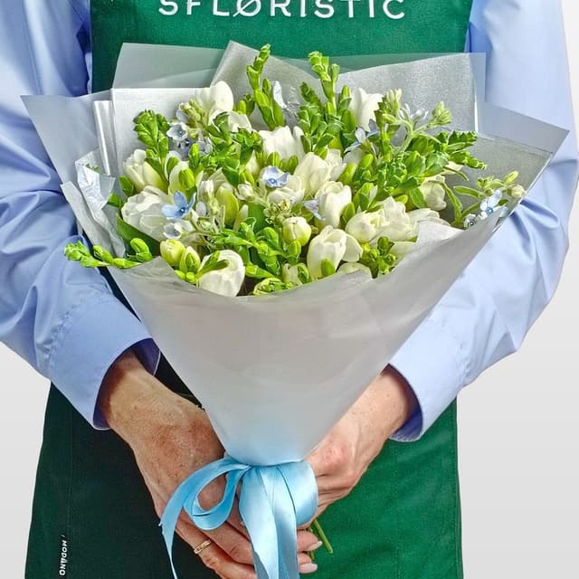 Букет из Фрезий и Оксипеталума «Жемчужина Неба»