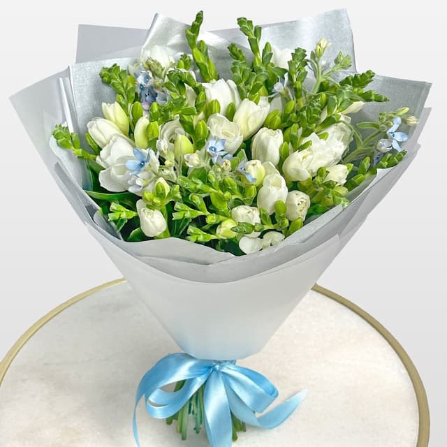 Букет из Фрезий и Оксипеталума «Жемчужина Неба»