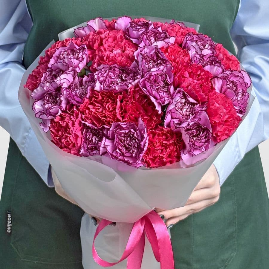 Букет из малиновых и фиолетовых Гвоздик 35 шт «Пламя Сердца»