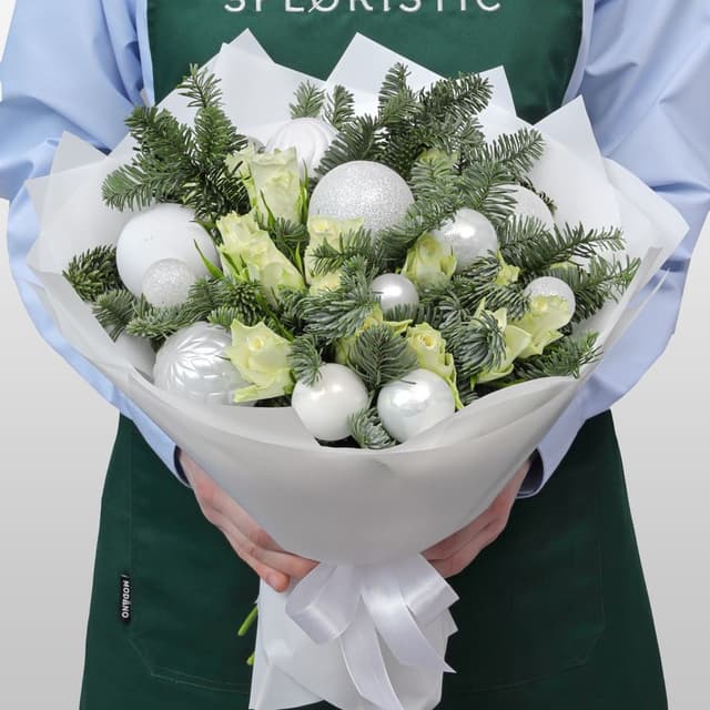 Новогодний букет из Нобилиса и Роз «Праздничное Сияние»