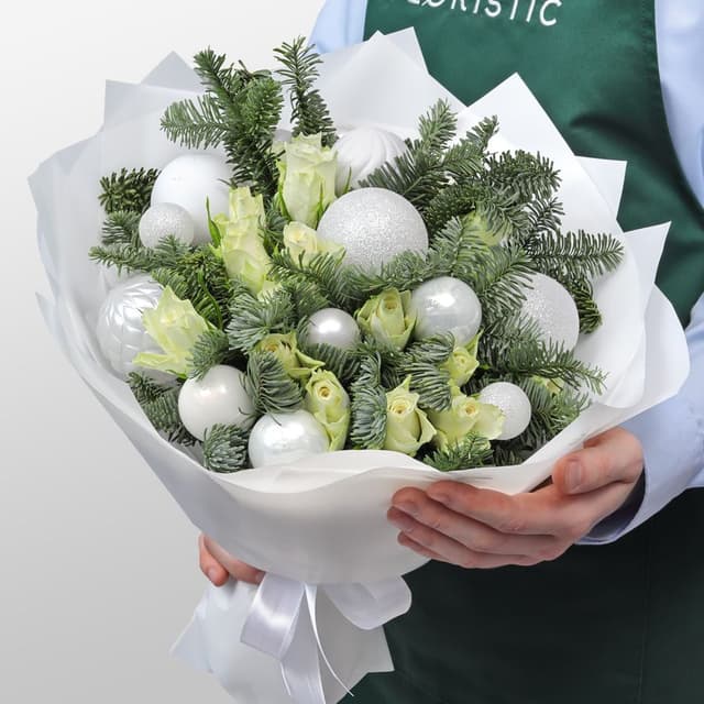 Новогодний букет из Нобилиса и Роз «Праздничное Сияние»