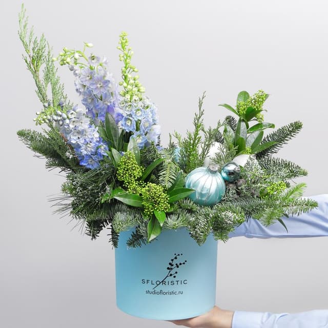 Новогодняя композиция из Нобилиса, Можжевельника и Дельфиниума в коробке «Зимняя Соната»